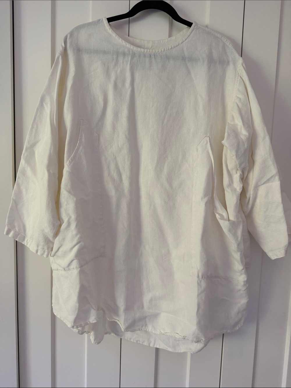 69 LA - non demographic Relaxed White Tunic Top with Side Pockets